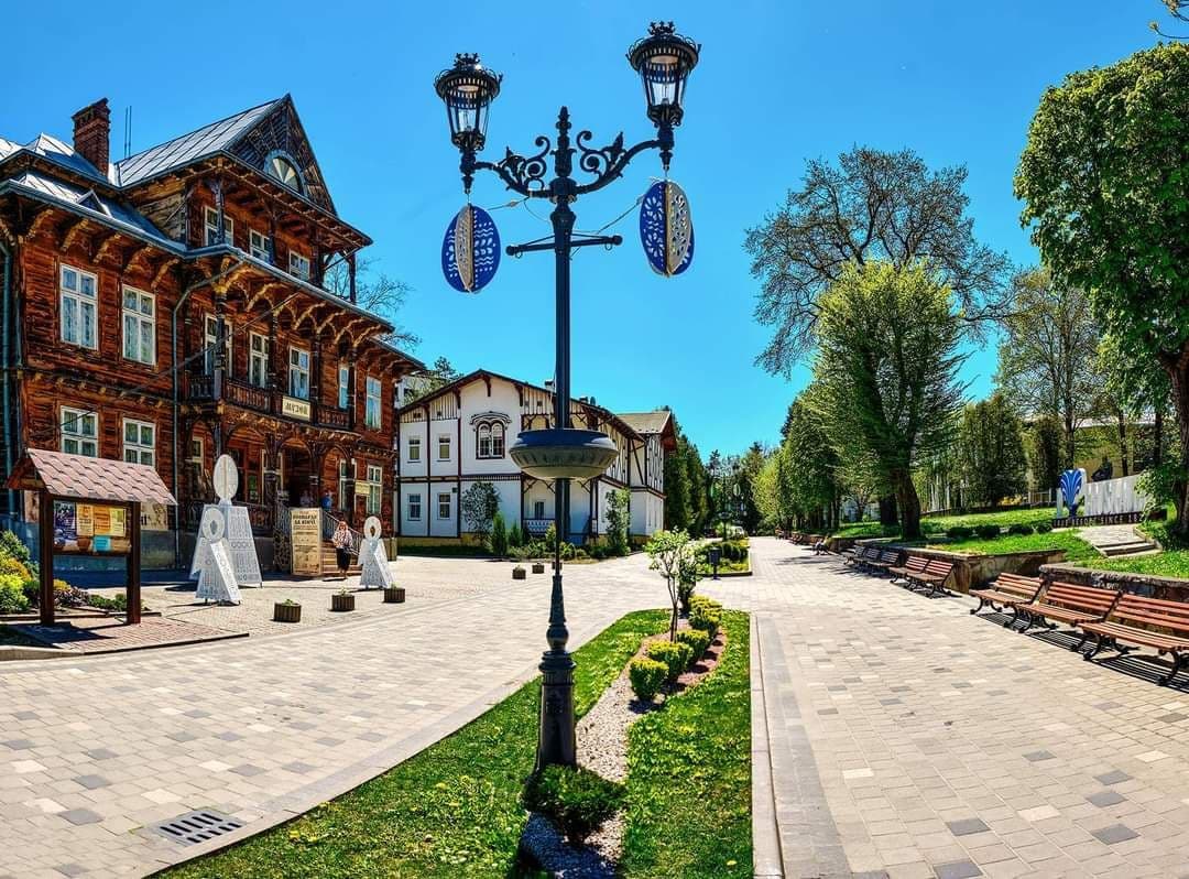 DrogMedia ЛІД РОЗМІРОМ ПОНАД 5 МЕТРІВ ТА ЩЕ Й ЛІТом – У ТРУСКАВЦІ ДО ДНЯ НЕЗАЛЕЖНОСТІ ГОТУЮТЬ РЕКОРД УКРАЇНИ