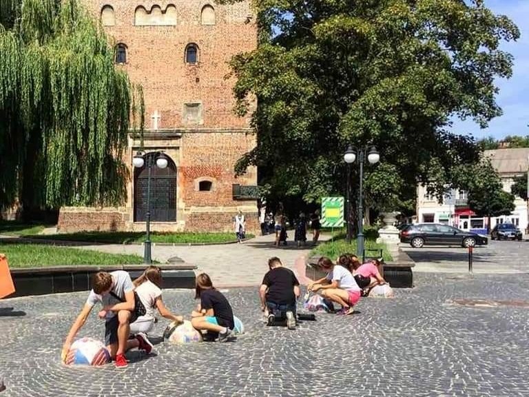 DrogMedia Юні дрогобичани розмалюють півкулі біля логолавки