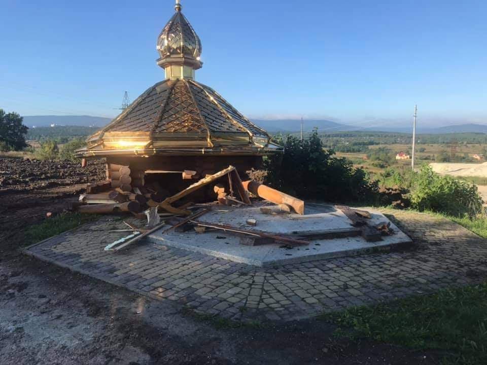 DrogMedia Автомобіль зніс каплицю  поблизу Модрич