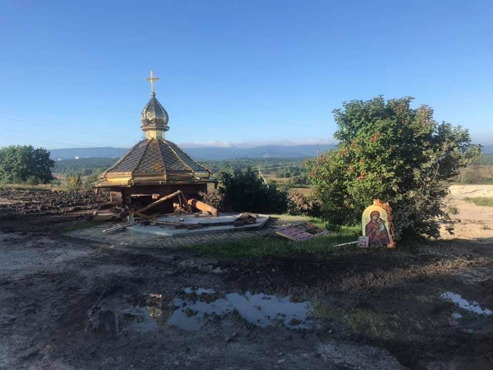 DrogMedia Автомобіль зніс каплицю  поблизу Модрич