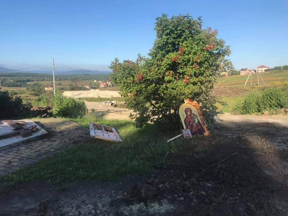 DrogMedia Автомобіль зніс каплицю  поблизу Модрич