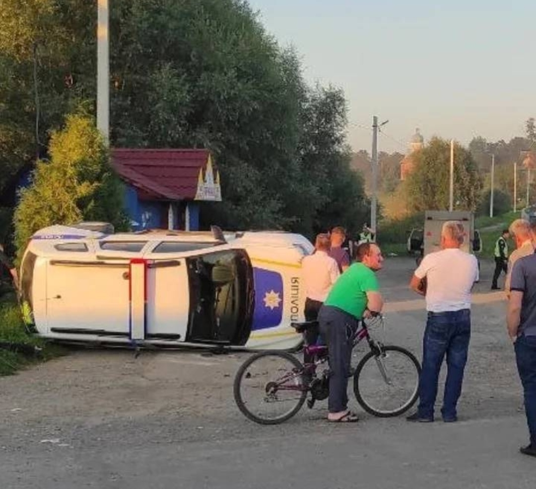 DrogMedia В Опорах сталося ДТП за участі поліцейського автомобіля