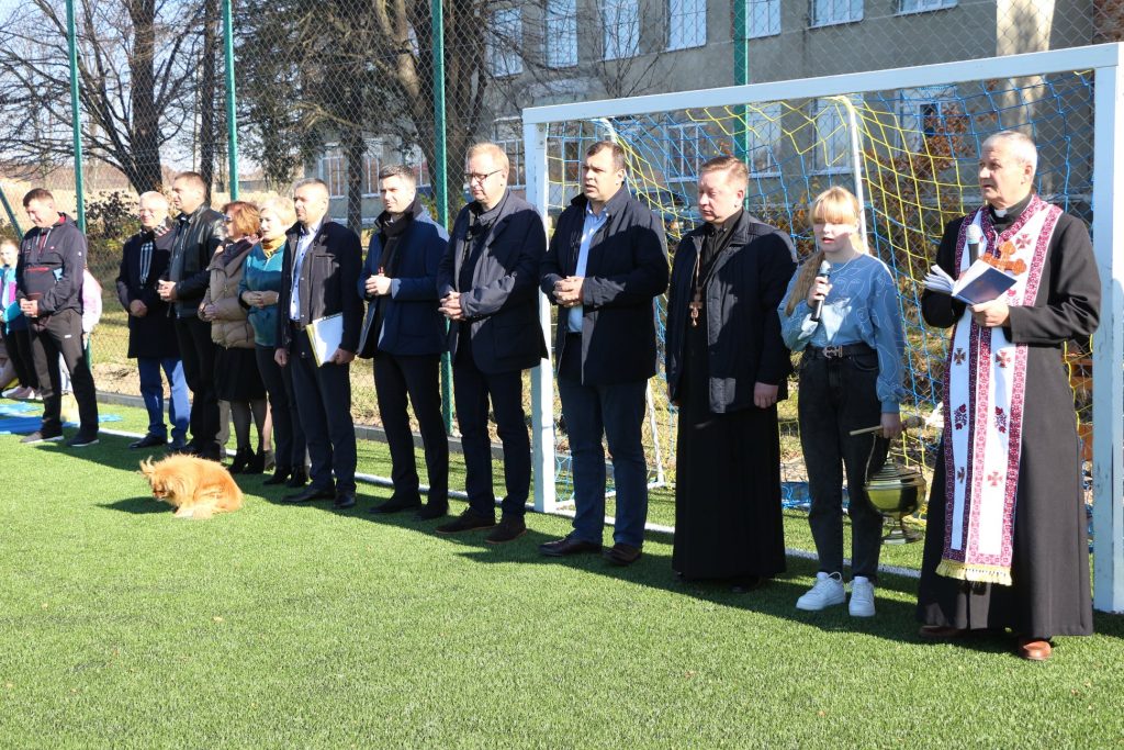 DrogMedia У Доброгостові відкрили  майданчик зі штучним покриттям
