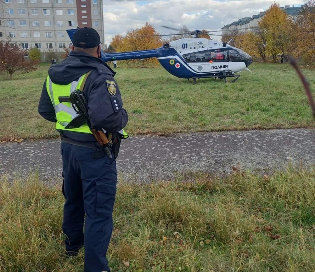 Поліцейський гелікоптер доставив до Львова 7-річного пацієнта 2 DrogMedia Поліцейський гелікоптер доставив до Львова 7-річного пацієнта
