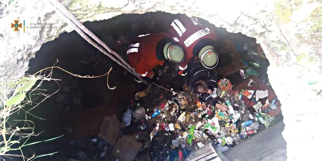DrogMedia У Трускавці двоє людей впали в 4-метрову яму 
