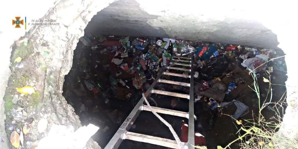 DrogMedia У Трускавці двоє людей впали в 4-метрову яму 