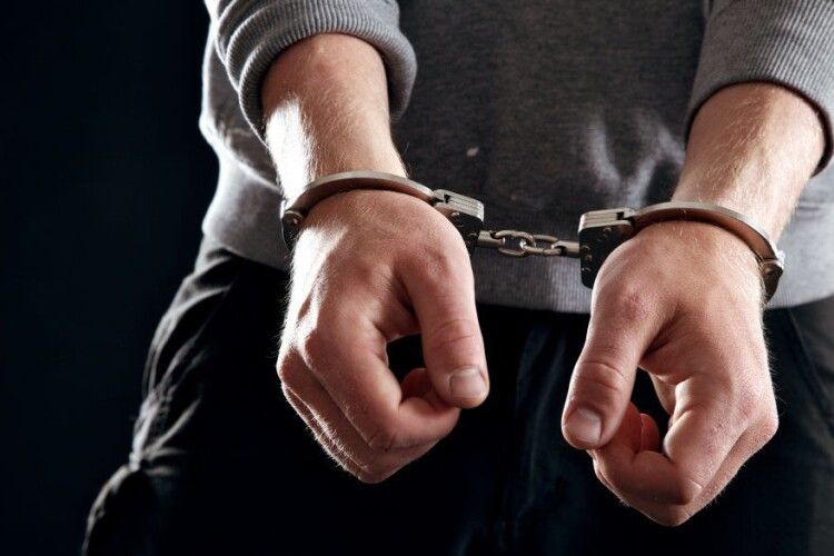 DrogMedia У Дрогобичі поліцейські взяли під варту підозрюваного у розповсюдженні наркотиків