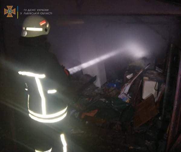 DrogMedia У Дрогобичі вогнеборці ліквідували пожежу в гаражі