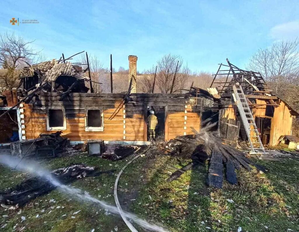 DrogMedia В Опаці та Головському згоріли житлові будинки