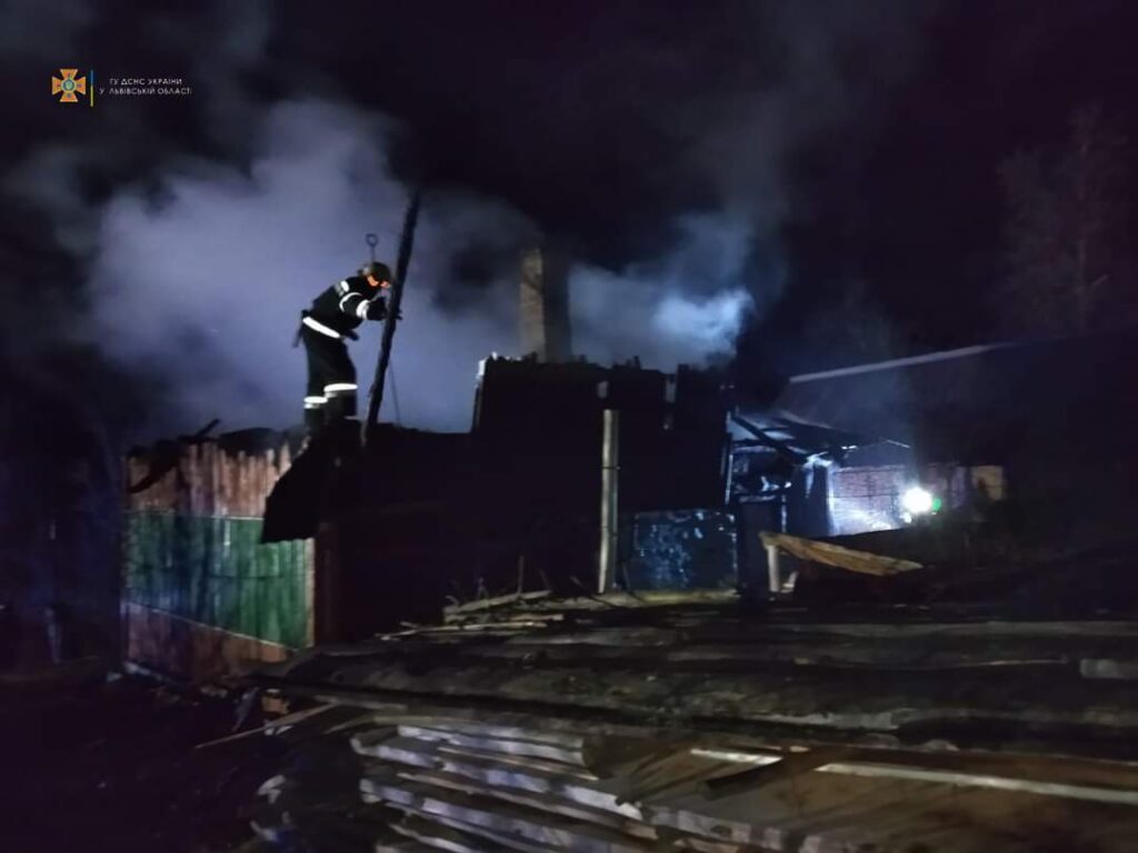 DrogMedia В Опаці та Головському згоріли житлові будинки