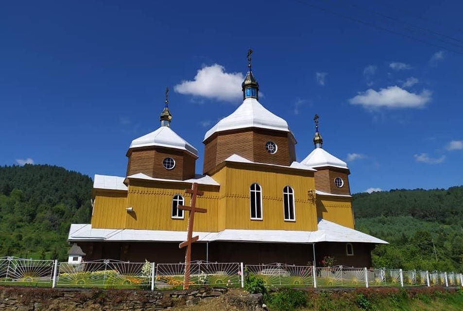 DrogMedia Веломандрівка в Смільну: храм, на захист якого мешканці ставали живим щитом