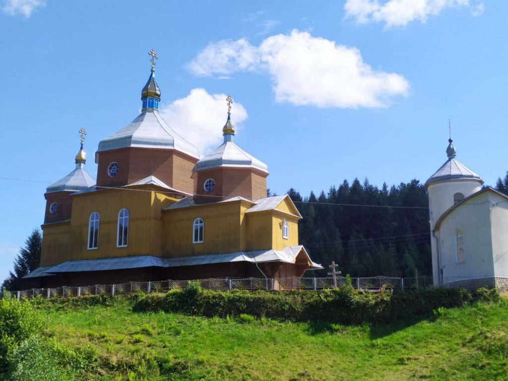 DrogMedia Веломандрівка в Смільну: храм, на захист якого мешканці ставали живим щитом