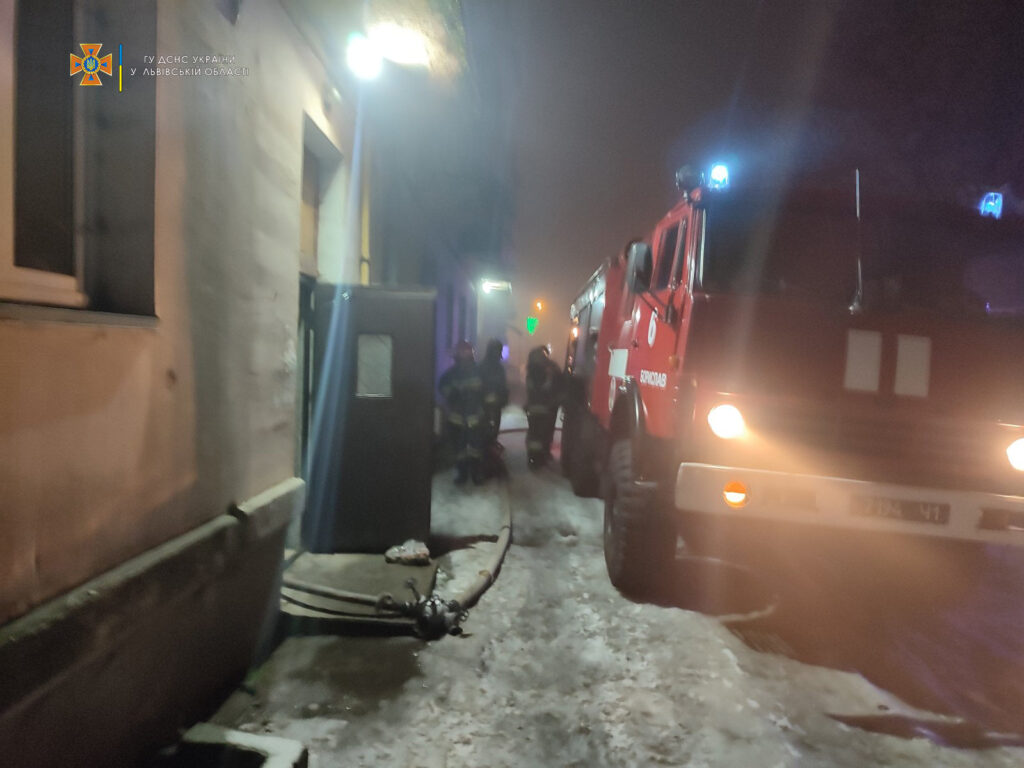 DrogMedia У Бориславі вогнеборці врятували із пожежі 10 людей