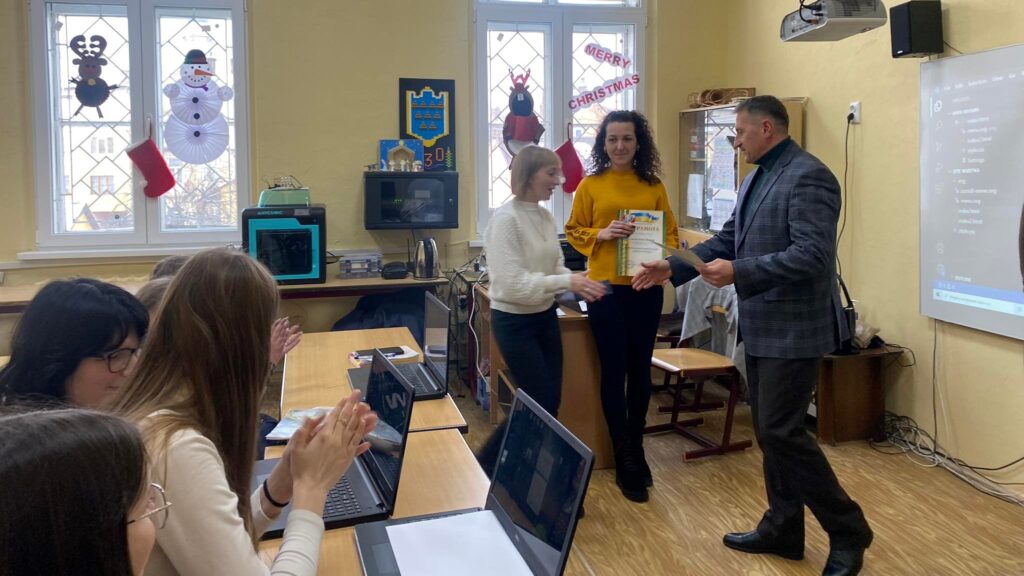DrogMedia Дрогобицький школяр Артем Бурнін переміг у Всеукраїнському конкурсі із кібербезпеки