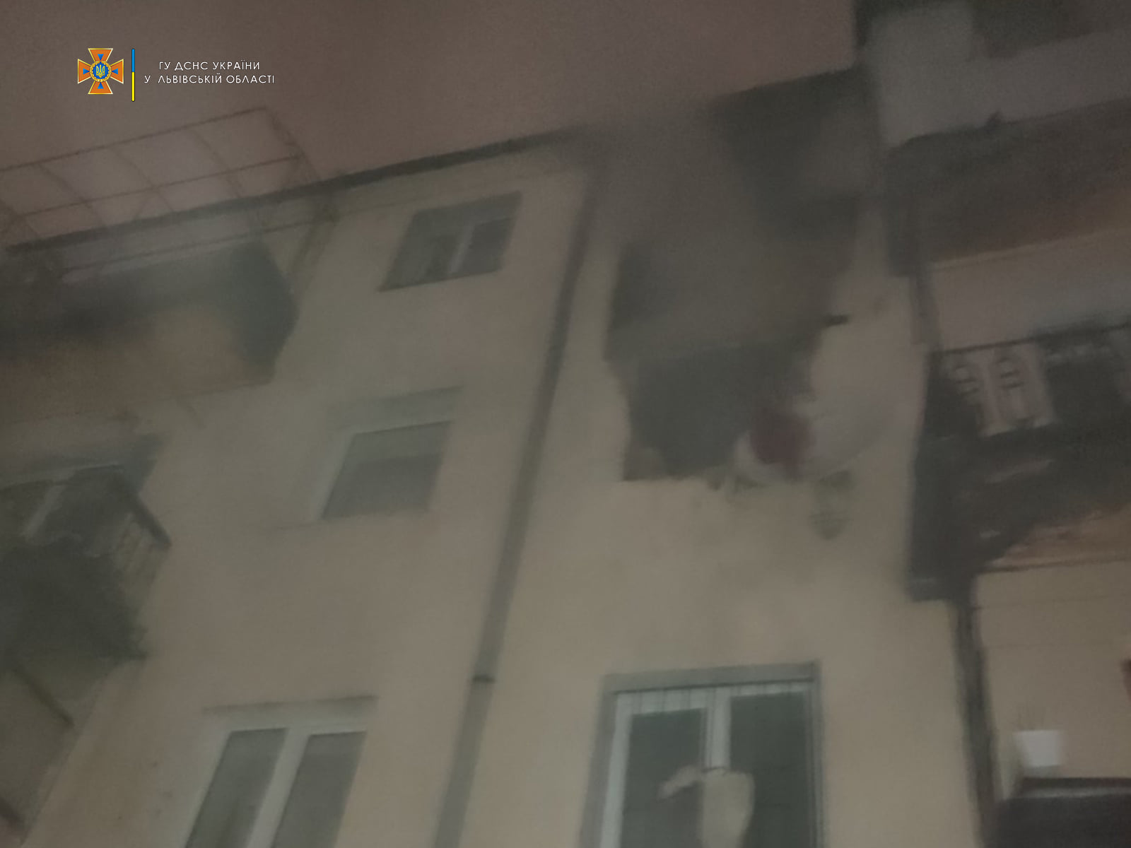 DrogMedia У Бориславі вогнеборці врятували із пожежі 10 людей