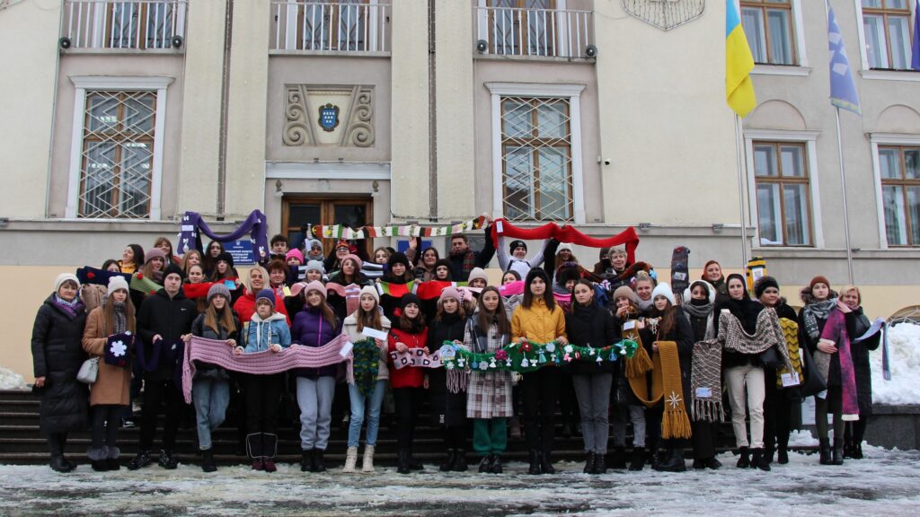 Дерева на Площі Ринок одягнули в шалики 5 DrogMedia Дерева на Площі Ринок одягнули в шалики