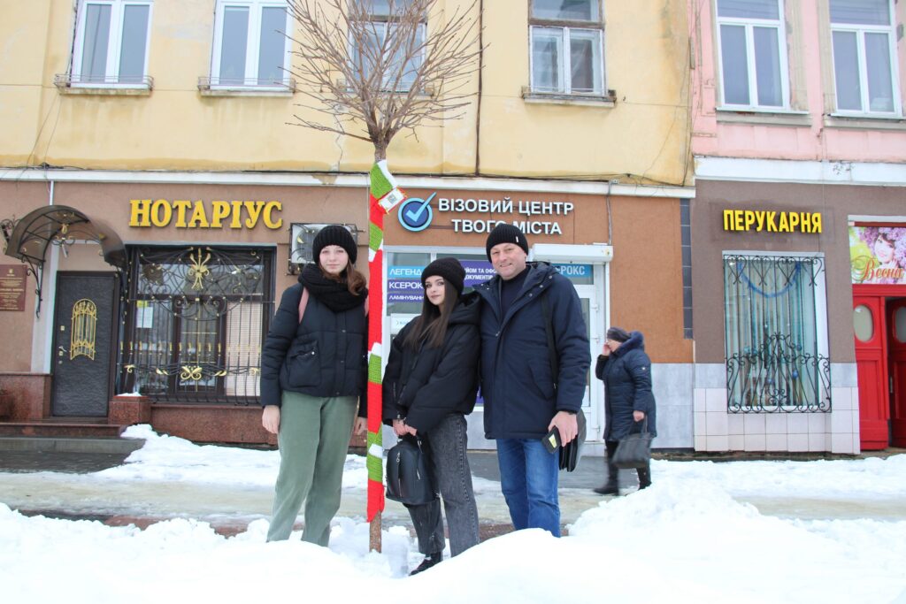 Дерева на Площі Ринок одягнули в шалики 3 DrogMedia Дерева на Площі Ринок одягнули в шалики