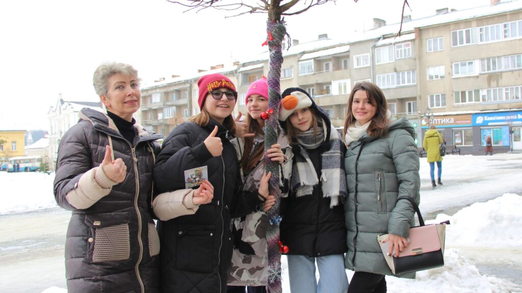 DrogMedia Дерева на Площі Ринок одягнули в шалики