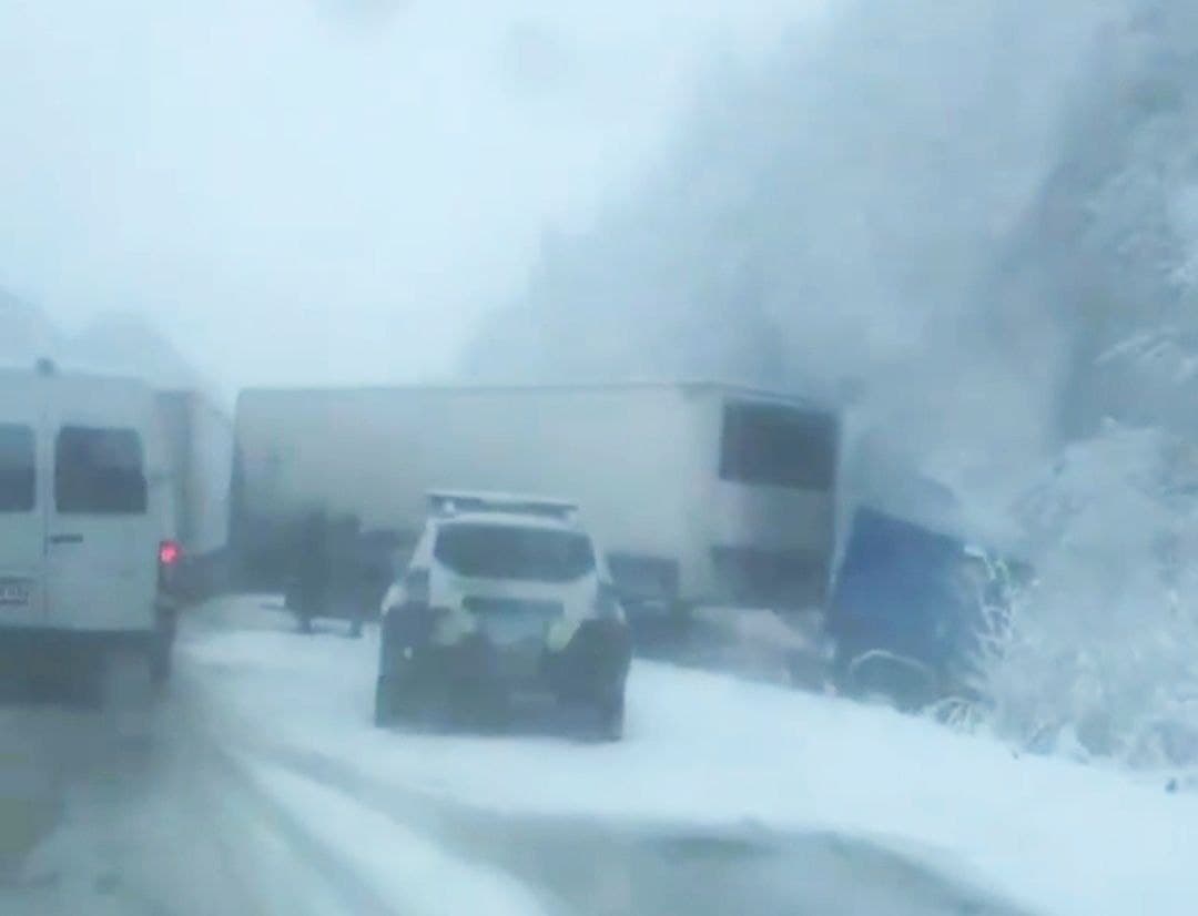 DrogMedia У Нижніх Гаях вантажівка злетіла в кювет. Рух ускладнено!