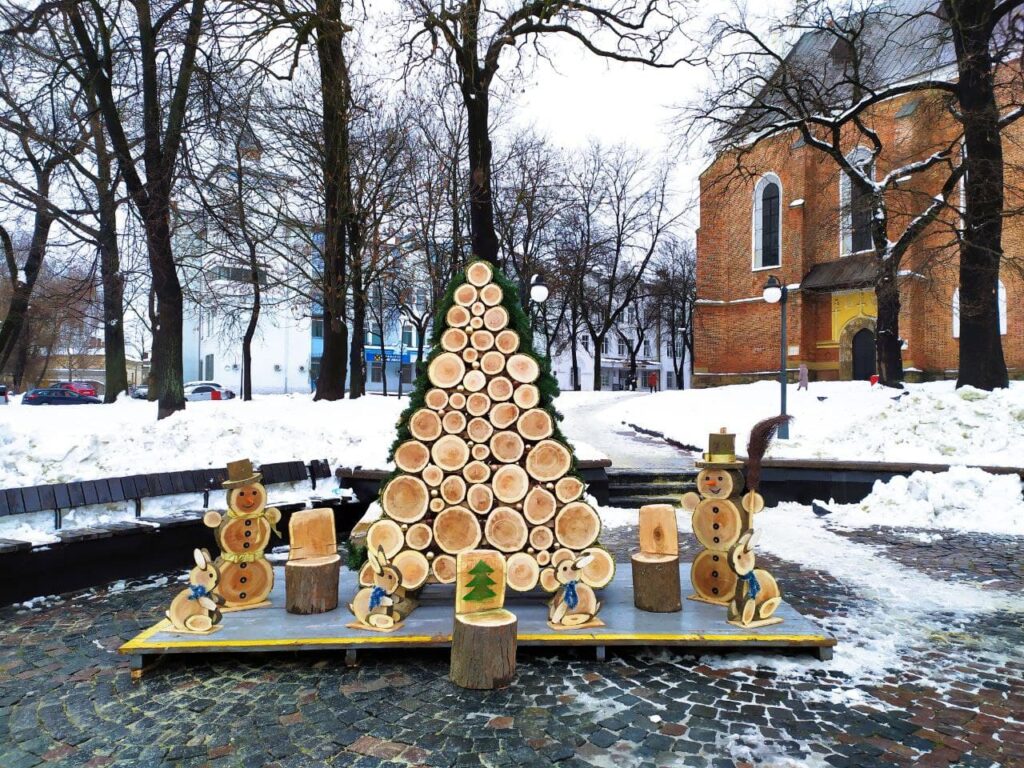 DrogMedia Вандалізм у центрі міста: пошкоджена фотозона та пляшки з-під алкоголю