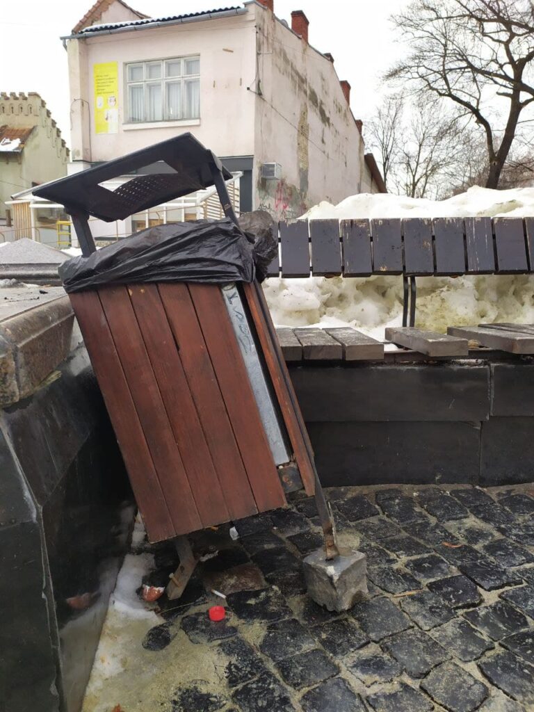 DrogMedia Вандалізм у центрі міста: пошкоджена фотозона та пляшки з-під алкоголю