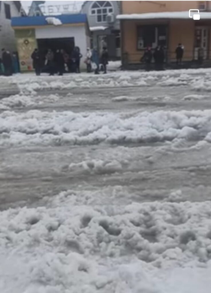 DrogMedia На Дрогобиччині перевізники відмовляються їхати в гірські села через стан доріг