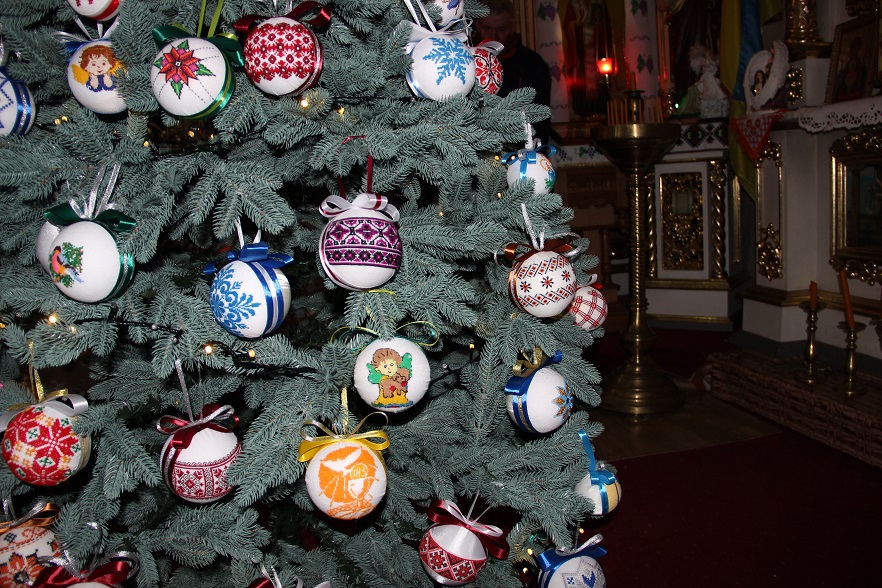 DrogMedia На Дрогобиччині для ялинок у храмі вишили 370 куль!