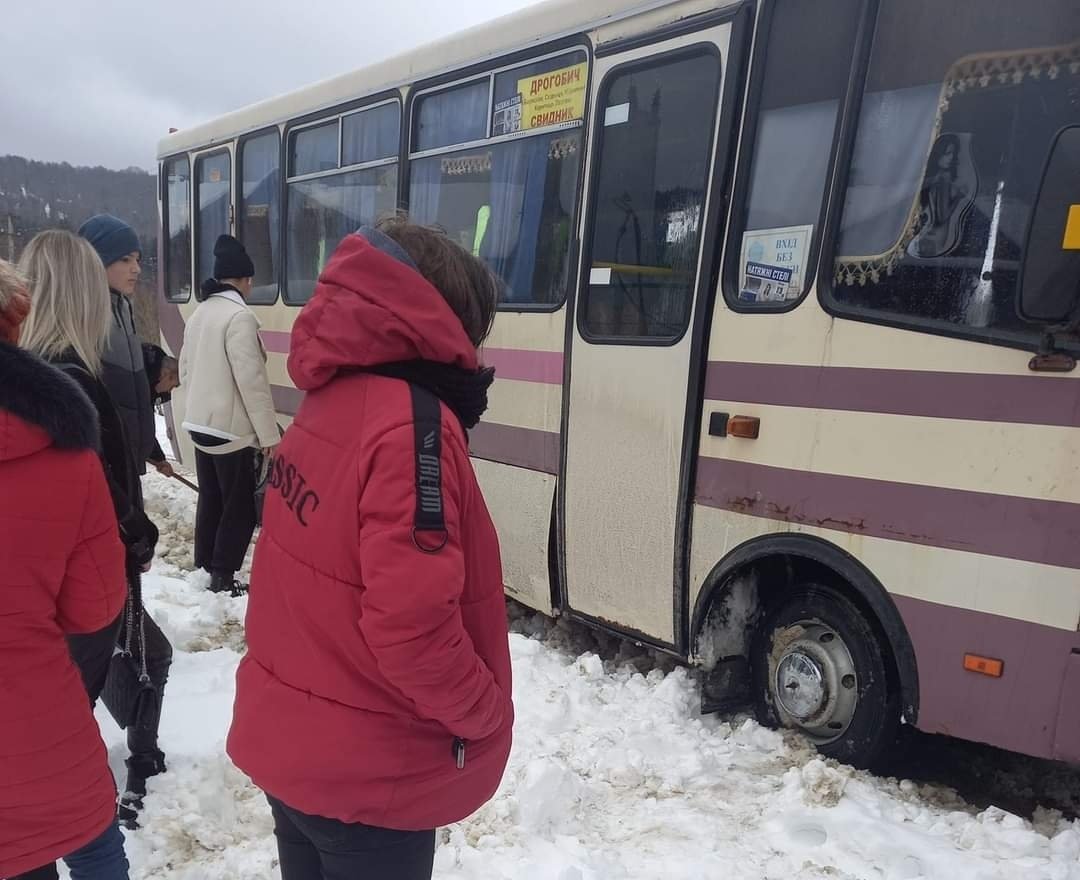 DrogMedia Автобус Дрогобич-Свидник застряг в снігових заметах та бездоріжжі