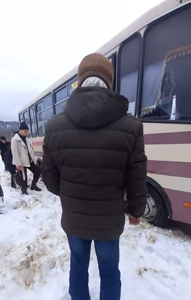 Автобус Дрогобич-Свидник застряг в снігових заметах та бездоріжжі 4 DrogMedia Автобус Дрогобич-Свидник застряг в снігових заметах та бездоріжжі