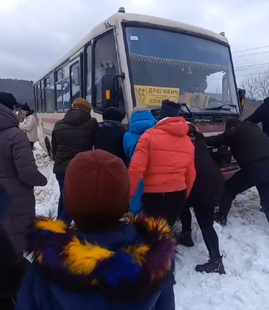 Автобус Дрогобич-Свидник застряг в снігових заметах та бездоріжжі 2 DrogMedia Автобус Дрогобич-Свидник застряг в снігових заметах та бездоріжжі