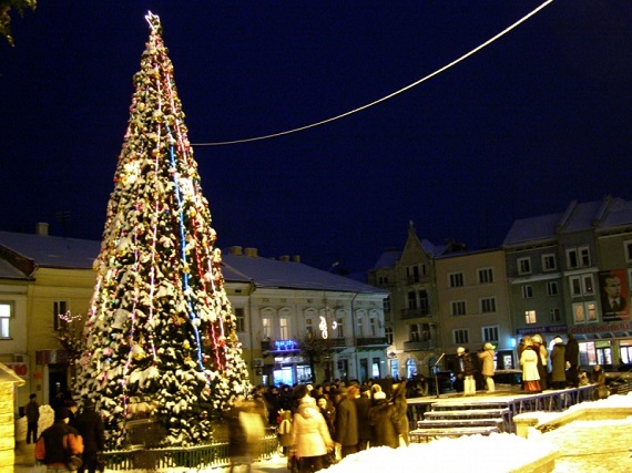 DrogMedia Головну ялинку Дрогобича відкриють вогняним шоу від театру «Глорія»