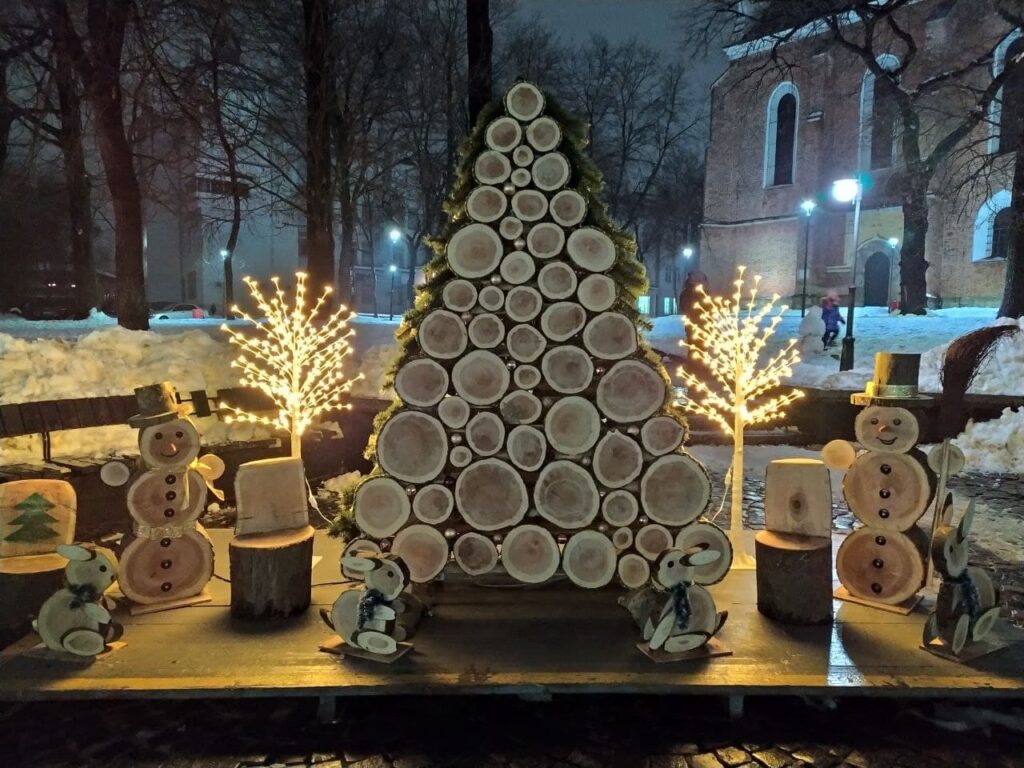 DrogMedia В центрі Дрогобича встановили новорічну інсталяцію. ФОТО