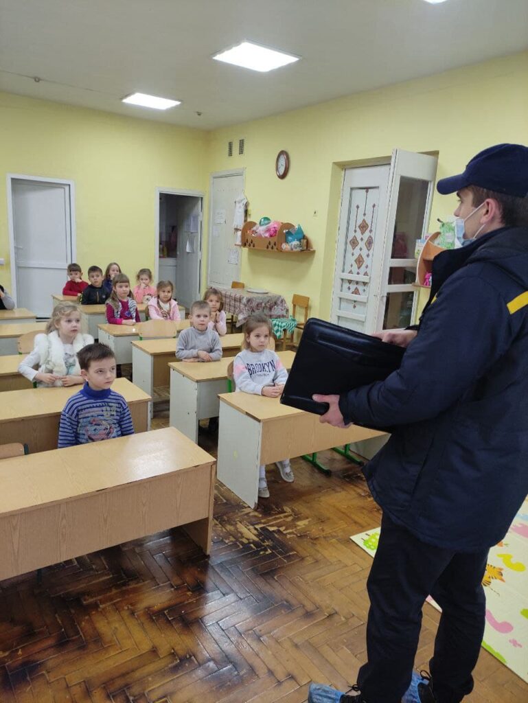DrogMedia Рятувальники навчають дошкільнят правил безпеки