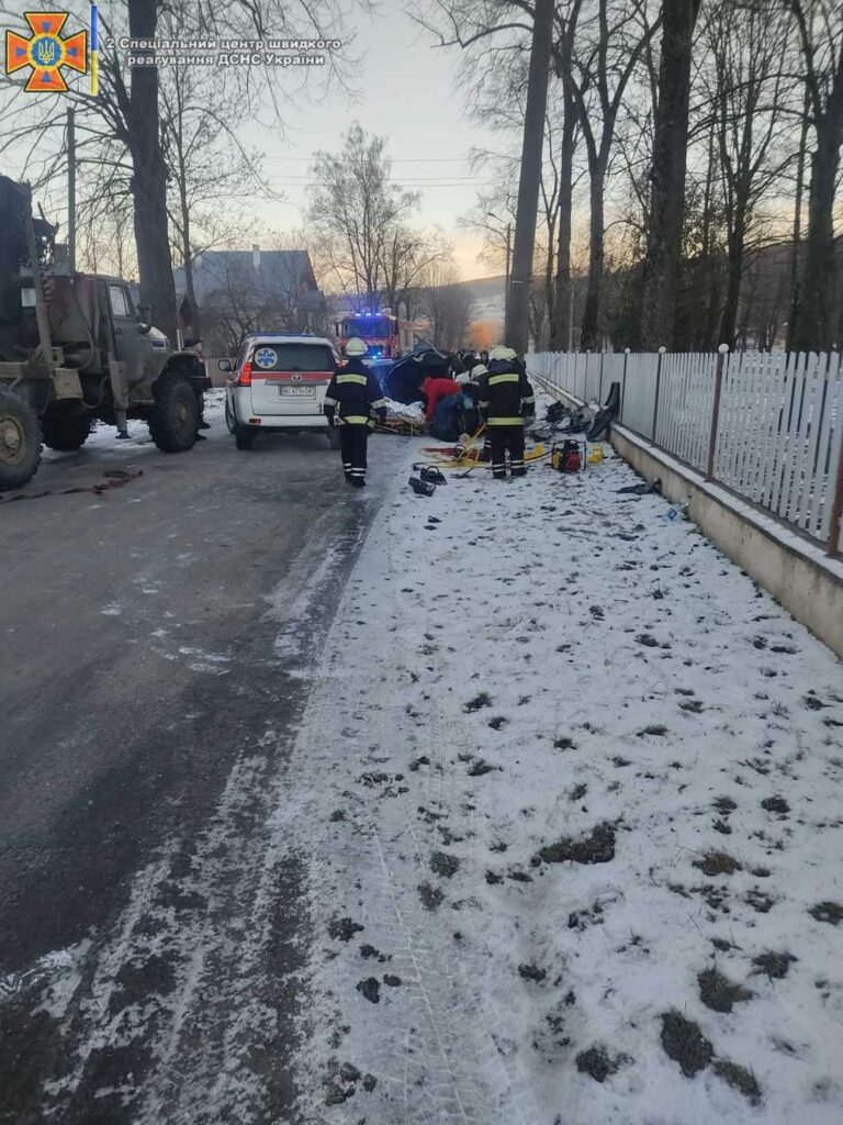 ДТП у Підбужі. Постраждалого з авто витягали рятувальники 3 DrogMedia ДТП у Підбужі. Постраждалого з авто витягали рятувальники