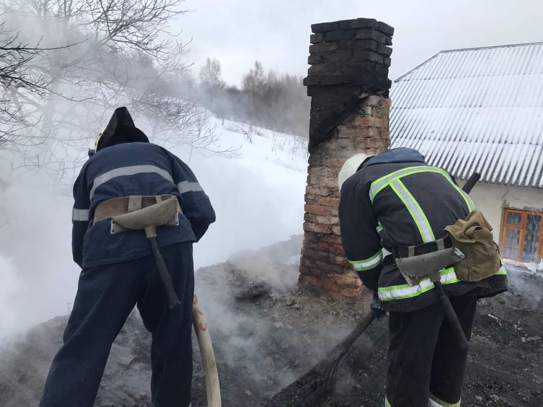 DrogMedia В Орові горіла літна кухня, пожежники не допустили поширення вогню
