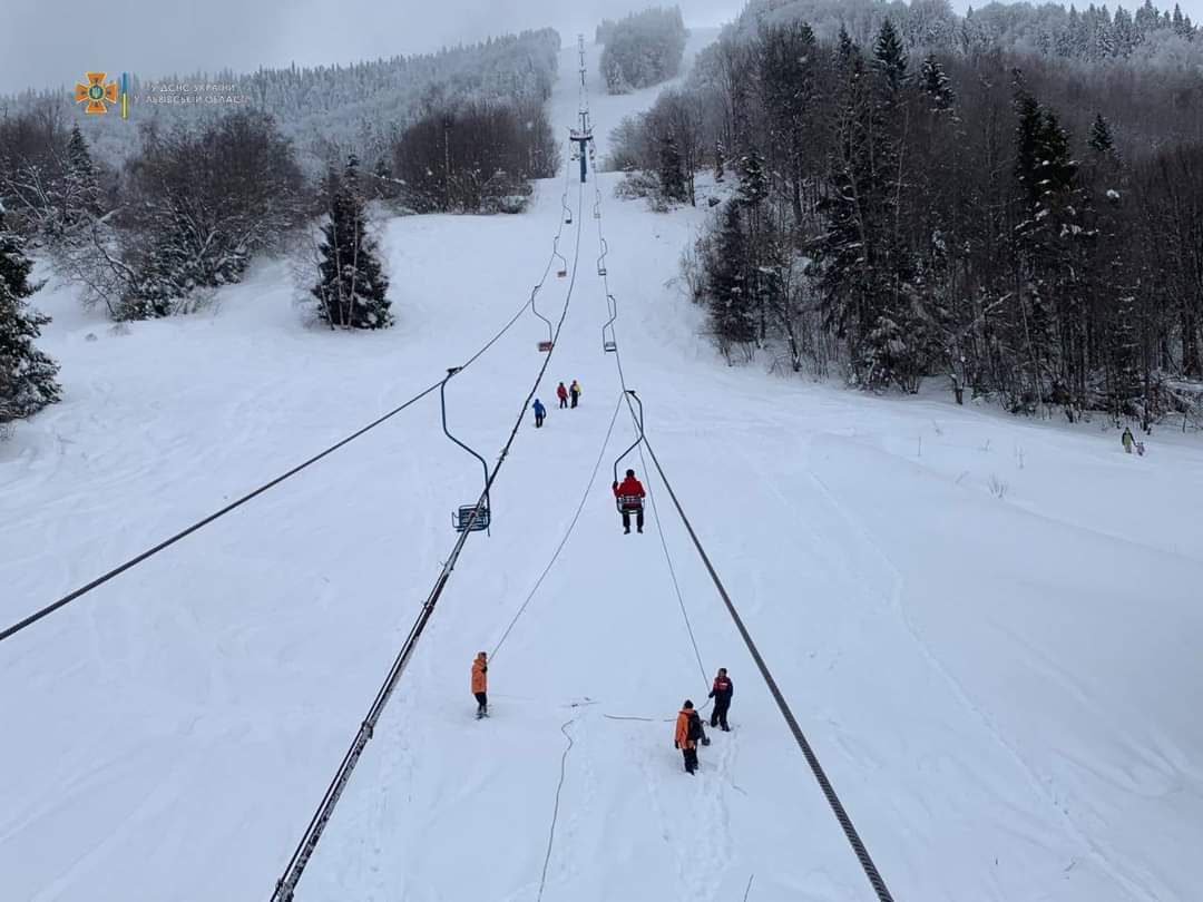 DrogMedia Із підйомника на Тростян людей знімали рятувальники