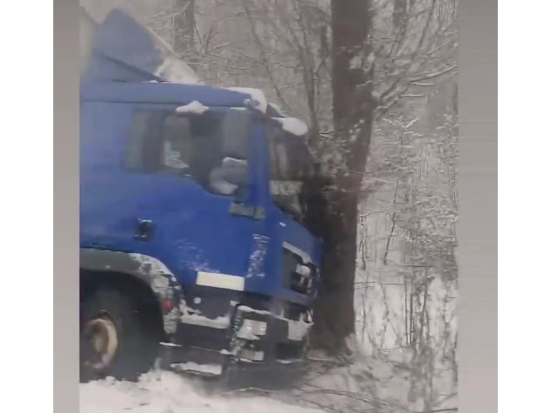 DrogMedia У Рихтичах занесло на узбіччя вантажівку