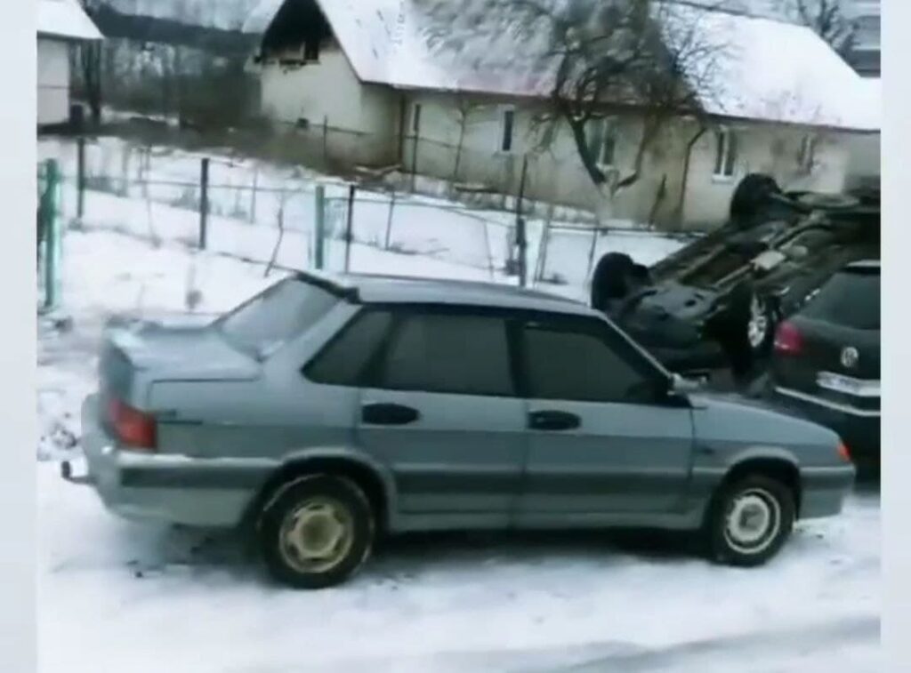 В Унятичах перекинувся автомобіль 2 DrogMedia В Унятичах перекинувся автомобіль