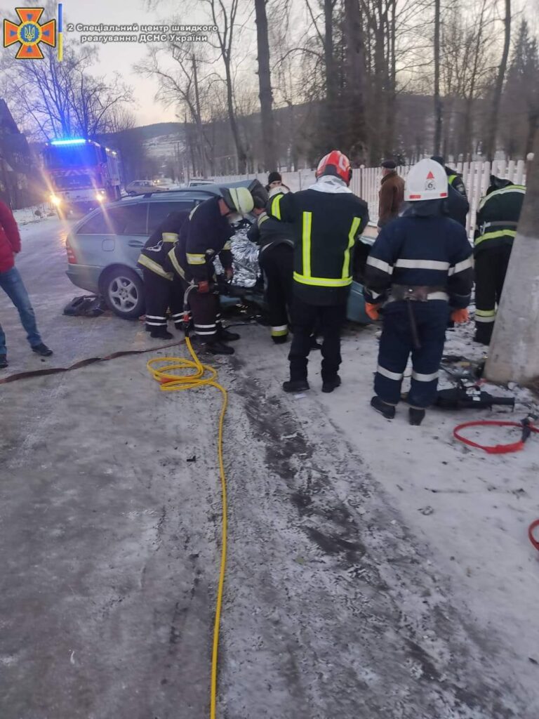 DrogMedia ДТП у Підбужі. Постраждалого з авто витягали рятувальники