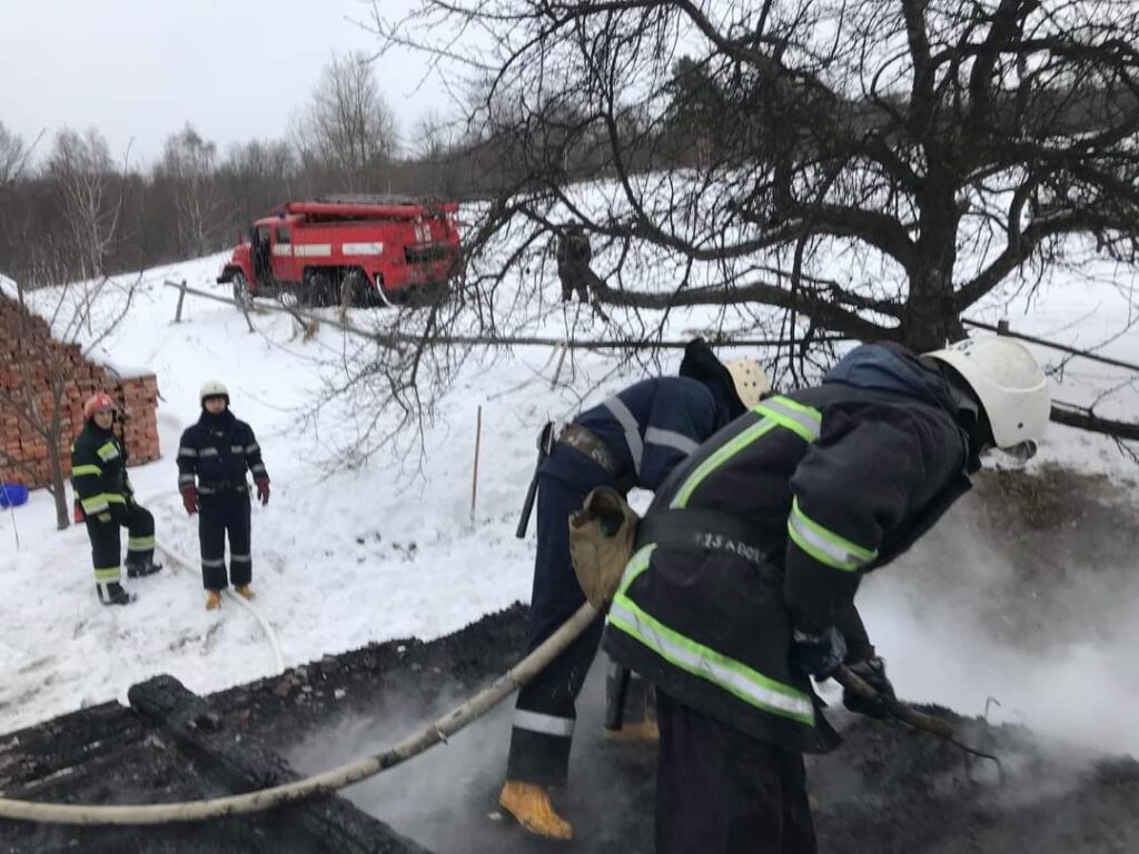 DrogMedia В Орові горіла літна кухня, пожежники не допустили поширення вогню