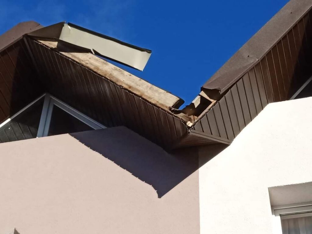 DrogMedia Пошкоджені дахи, поламані дерева, порвані лінії електропередач - наслідки негоди на Дрогобиччині