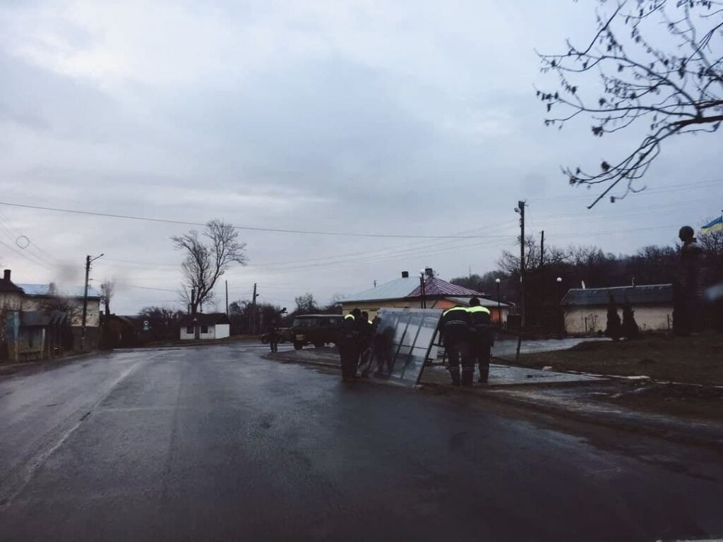 DrogMedia У селі Грушів вітер зірвав частину даху на школі