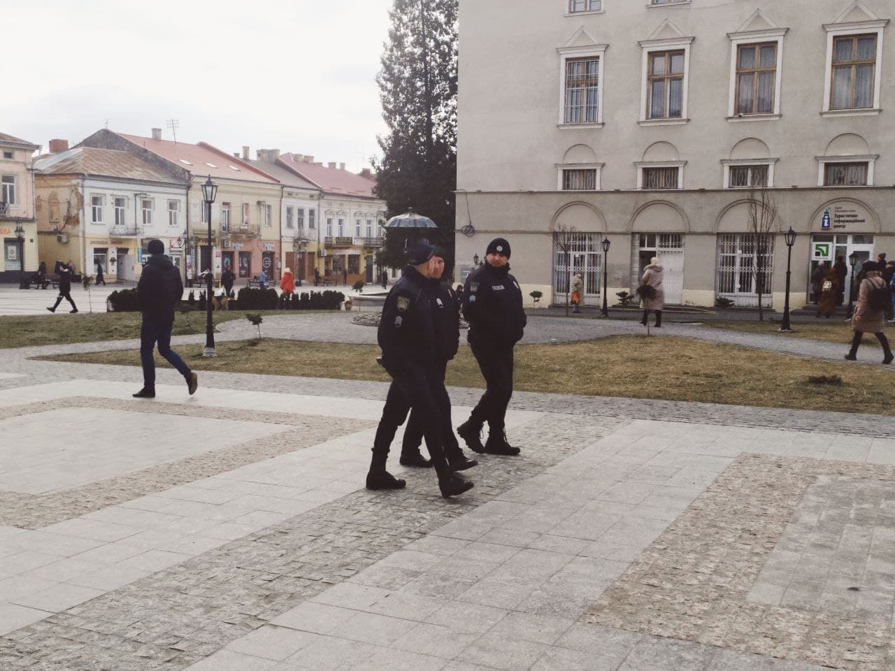 DrogMedia Поліція просить громадян повідомляти про підозрілих людей на вулицях