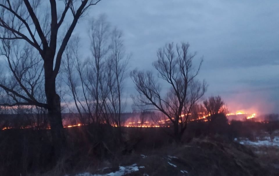 DrogMedia За добу на Дрогобиччині вогнеборці ліквідували дві пожежі сухостою