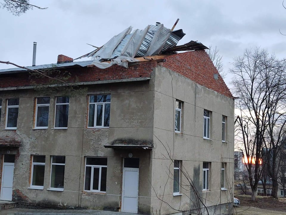 DrogMedia Пошкоджені дахи, поламані дерева, порвані лінії електропередач - наслідки негоди на Дрогобиччині