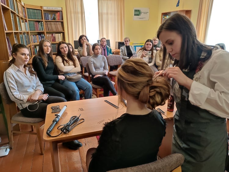 DrogMedia у Дрогобицькій бібілотеці навчалися... перукарського мистецтва