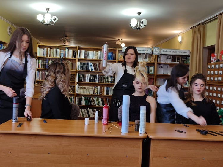 DrogMedia у Дрогобицькій бібілотеці навчалися... перукарського мистецтва