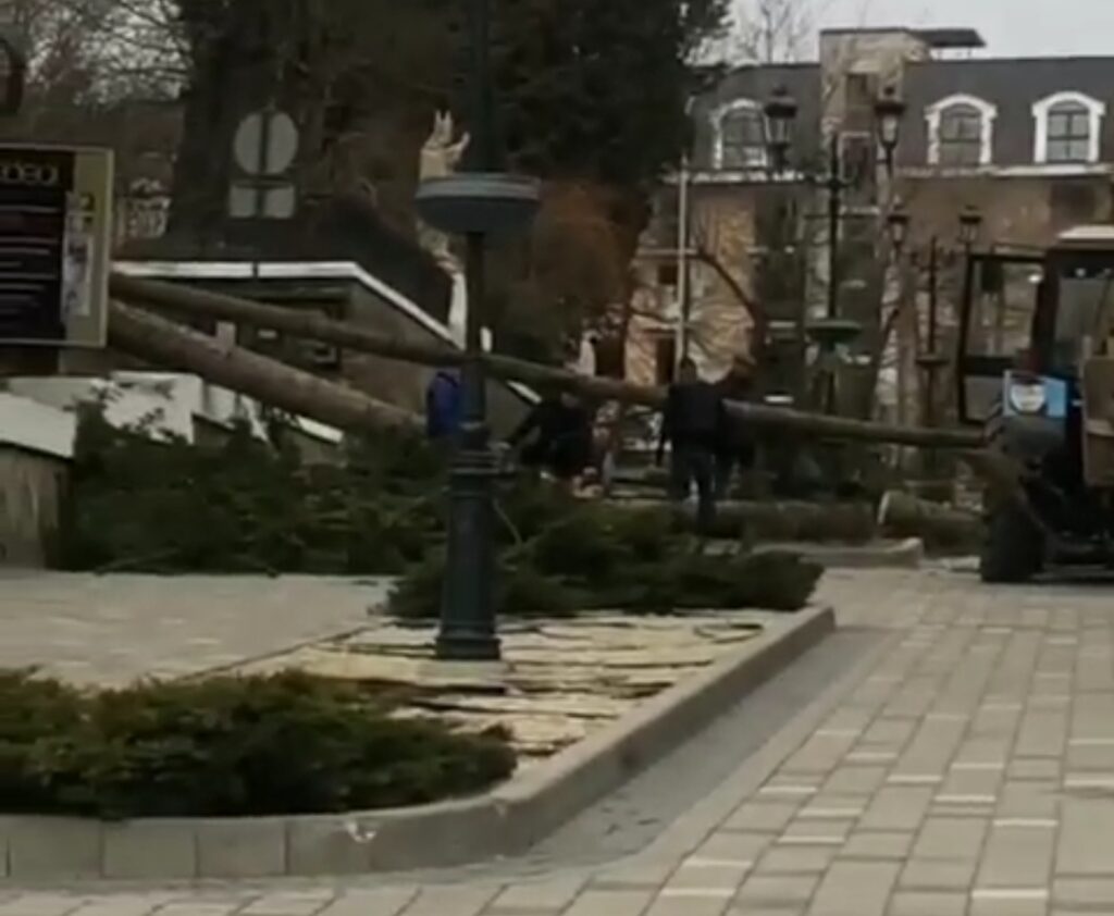 У селі Грушів вітер зніс покрівлю уже на двох адмінбудівлях 3 DrogMedia У селі Грушів вітер зніс покрівлю уже на двох адмінбудівлях