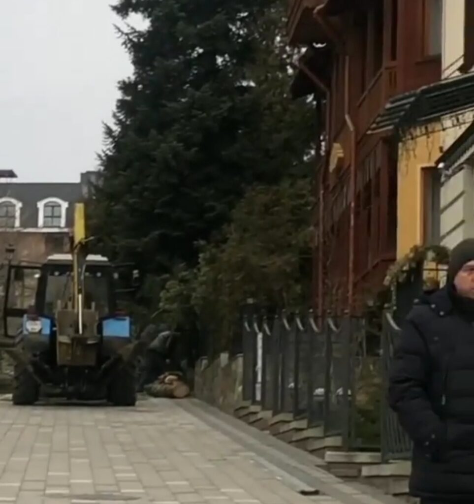 DrogMedia У селі Грушів вітер зніс покрівлю уже на двох адмінбудівлях