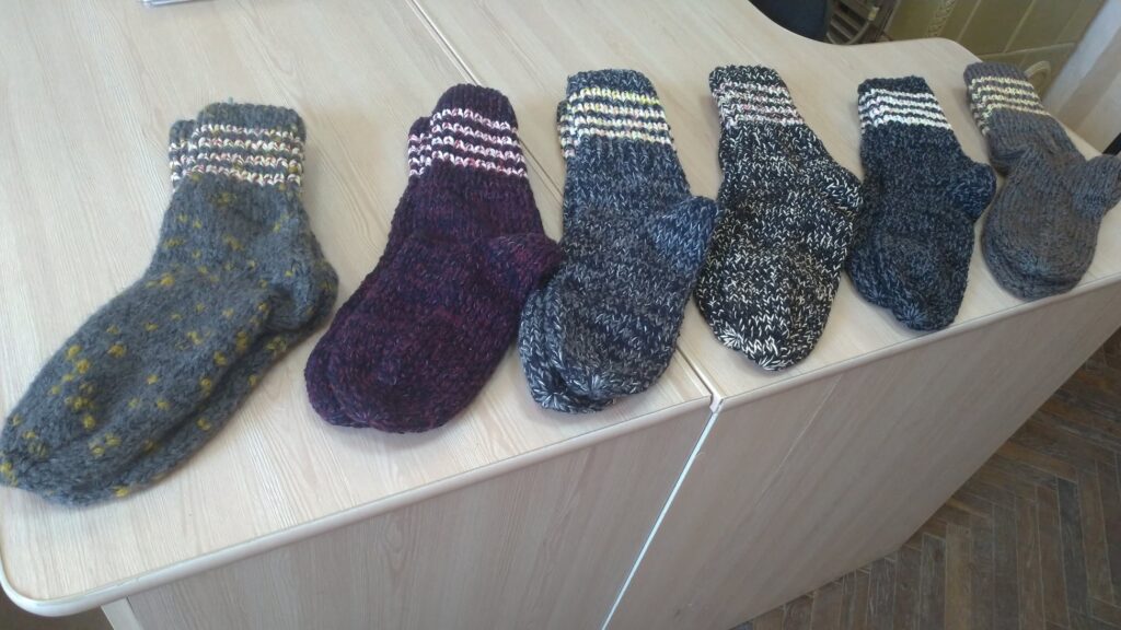 DrogMedia У Дрогобичі підопічні терцентру в’яжуть шкарпетки для захисників, а в Трускавці - ліплять вареники